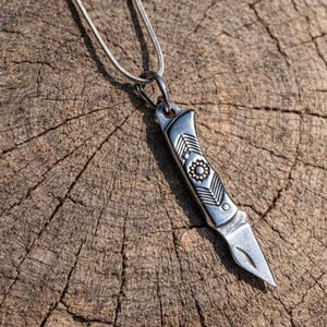 Collar con navaja de bolsillo miniatura auténtica. Afilado y práctico. Moderno pero peligroso. Con cadena de serpiente de 61 cm.