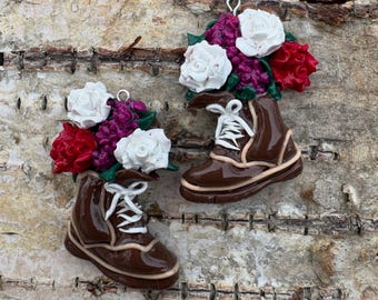 Brincos de bota de caminhada de argila de polímero: brincos de flor de prata esterlina