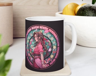 Puede incluir: Taza de cerámica blanca con fondo negro y un diseño de vitral colorido con una mujer de cabello largo castaño y un vestido rosa. El diseño está rodeado por un círculo de flores rosas y azules.