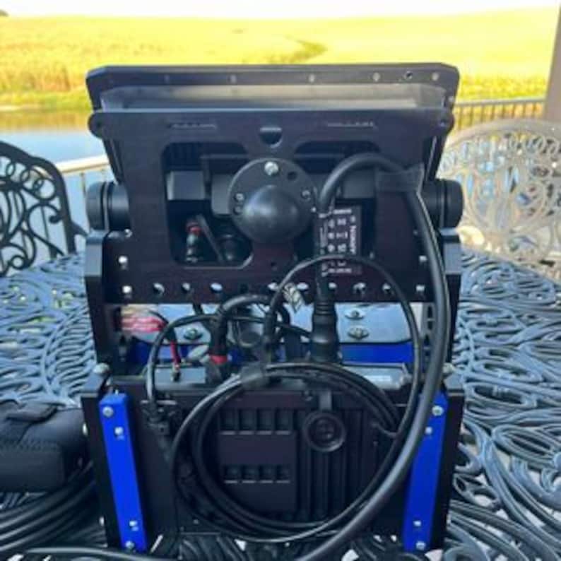 K&ouml;nnte beinhalten: Ein schwarzes und graues Marine-Elektroniksystem mit einem Bildschirm, einer schwarzen Box und einem schwarzen und grauen Geber. Das System ist auf einem schwarzen Metallst&auml;nder montiert.