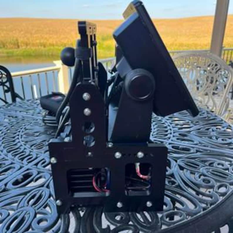 K&ouml;nnte beinhalten: Ein schwarzer Metallst&auml;nder mit zwei verstellbaren Monitoren, die darauf montiert sind. Der St&auml;nder verf&uuml;gt &uuml;ber einen K&uuml;hlventilator und ist f&uuml;r zwei Monitore ausgelegt.