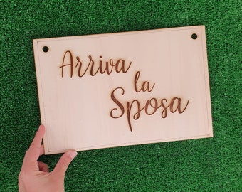 Targa in legno " Arriva la Sposa" personalizzabile nella forma / misure  / Paggetto o damigella / Decorazione matrimonio