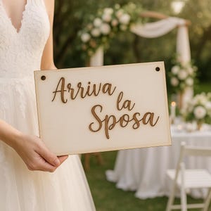 Targa "Arriva la Sposa" in legno personalizzabile – Decorazione matrimonio in italiano, inglese, francese o tedesco