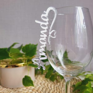 Segnaposto per matrimonio, nome del luogo del matrimonio in acrilico personalizzato, pennarelli per bevande tagliati al laser, etichette acriliche a specchio, ciondoli personalizzati per bicchieri da vino per matrimoni