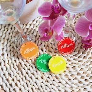 Pingentes de vinho personalizados, decoração de festa, decoração de mesa de casamento, marcadores de bebidas para coquetéis, cartões de lugar de acrílico cortados a laser, etiquetas de nome de bebidas penduradas