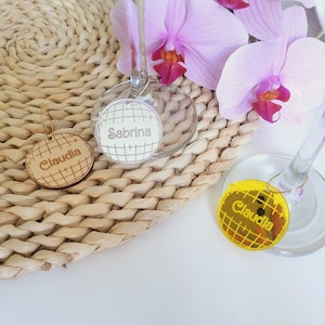 Pendentif boule disco, décoration de fête rétro, marqueurs pour cocktail, marque-places en acrylique découpés au laser, étiquettes de nom de boisson suspendues