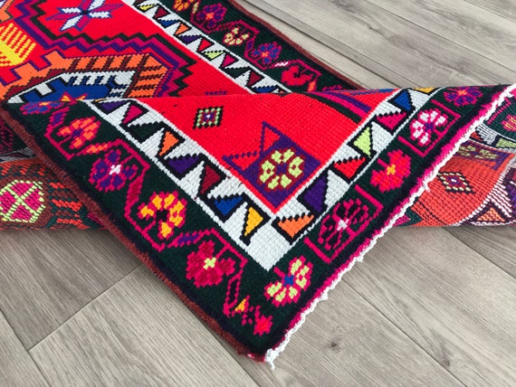 レッド ウシャック ランナーラグ：ヴィンテージ トルコ製廊下用ラグ