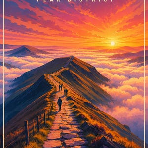 Könnte beinhalten: Ein Reiseplakat mit einem Steinpfad, der auf den Mam Tor im Peak District führt. Die Szene zeigt einen leuchtend orangefarbenen und violetten Sonnenuntergang über einem Wolkenmeer, mit Silhouetten von Menschen auf dem Grat und einem Zaun.