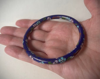 Bracelet Jonc Vintage émaillé Cloisonné - Motifs Fleurs Sur Fond Bordeaux, Occasion En Très Bon état