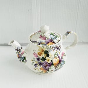 Vintage Sadler England Duchess Pattern 6&quot; Teapot with Lid. Discontinued Piece