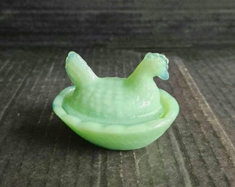 Vintage Jadite Hen on a Nest 2.5".  Discontinued. Circa 1970's.