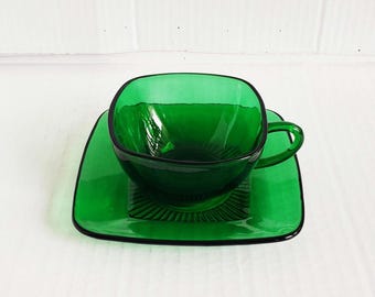 Ensemble tasse et soucoupe plates Anchor Hocking Charm, motif vert forêt, 5 pièces. Modèle discontinué. Circa 1950-1954.