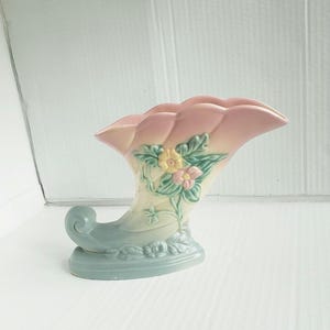 Vintage Hull Art USA Wildflower W Series W-7 7.5&quot; Cornucopia. Discontinued Pattern Circa 1946-1947.