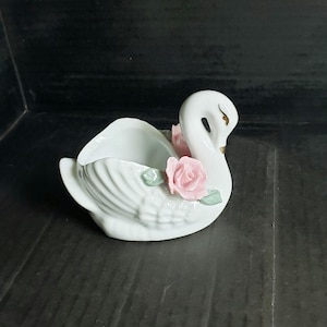 Vintage Porcelain Swan Figurine China 2.5&quot;x4&quot;. Tiny Nick in Flower.