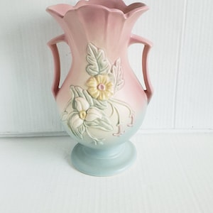Vintage Hull Art USA Wildflower W Series W-13 9.5&quot; Vase. Discontinued Pattern. Circa 1946-1947.