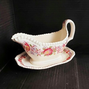 Vintage Spode Aster Red Pattern Gravy Boat with Attached Underplate 7-1/8". Discontinued. Circa 1926-1985.