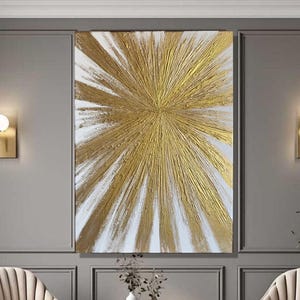 Può includere: Dipinto astratto con uno schema di colori oro e bianco. Il dipinto presenta un'esplosione di vernice dorata che irradia verso l'esterno dal centro della tela.