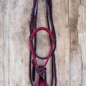Lariat Hackamore y Mecate con percha - Se adapta a la mayoría de los caballos - Núcleo trenzado - Todo color burdeos (los estilos de percha y broche varían)