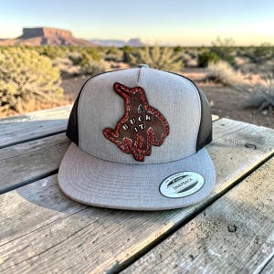Gorra trucker de visera plana con parche de cuero distintivo de BUCK IT - Gorra snapback para adulto