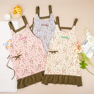 Personalized Floral Cotton Apron with Pockets, Cute Apron with Ruffle, Baking Apron with Embroidered Name for Women, Birthday Gift for Her