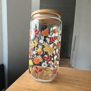 スムージーまたはコーヒーの秋のカップ