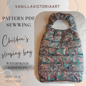 Puede incluir: Un saco de dormir para niños con un estampado de cachemira en verde azulado, burdeos y crema. La bolsa es impermeable y está diseñada como un saco para pies. El texto de la imagen dice "Children's sleeping bag" y "Talla 0-6 meses."