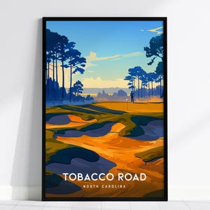 Puede incluir: Una impresión artística vertical enmarcada que muestra un paisaje de campo de golf estilizado con búnkeres de arena naranja, hierba verde y árboles azul oscuro bajo un cielo azul claro. El texto Tobacco Road North Carolina aparece en blanco.