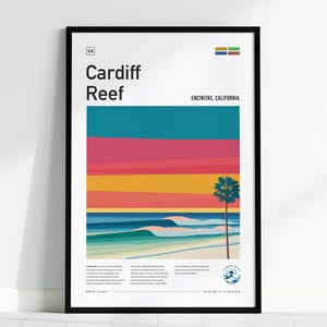 Könnte beinhalten: Ein gerahmtes Poster mit einer grafischen Illustration von Cardiff Reef in Encinitas, Kalifornien. Das Kunstwerk zeigt einen Sonnenuntergang über dem Ozean mit einer Palme, blauen, rosa und gelben Streifen sowie Text mit Ortsnamen und Koordinaten.