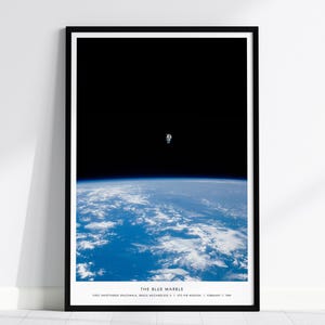 Bruce McCandless ruimtewandeling poster, NASA astronaut kunst aan de muur, ruimtefotografie print, aarde vanuit de ruimte, wetenschapscadeau, ingelijst of ingelijst