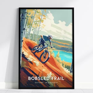 Puede incluir: Un póster vertical enmarcado con una ilustración estilizada de un ciclista de montaña bajando por un sendero de tierra naranja. La escena incluye abedules, un lago azul y el texto BOBSLED TRAIL CUYUNA, MINNESOTA en la parte inferior.