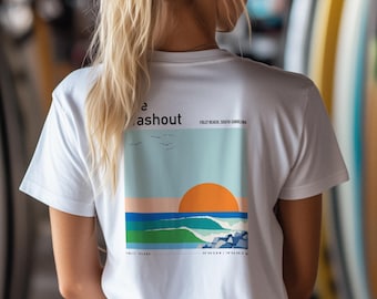 Puede incluir: Camiseta blanca con un gráfico colorido de una escena de playa. El diseño incluye un sol poniente, olas y el texto "The Washout" y "Folly Beach, South Carolina". La camiseta también tiene coordenadas y el texto "Folly Island".