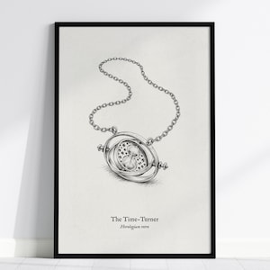 Pode incluir: Uma impressão artística em preto e branco com uma ilustração detalhada de um colar Time-Turner com uma ampulheta central e anéis giratórios. O texto abaixo da ilustração diz The Time-Turner e Herologium retro em fonte preta.