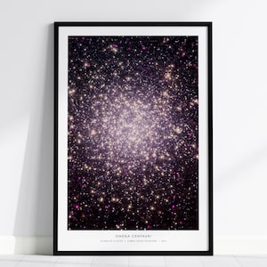 Puede incluir: Una impresión de arte enmarcada que muestra el cúmulo globular Omega Centauri con densas estrellas blancas y púrpuras sobre un fondo negro. El borde blanco inferior contiene el texto OMEGA CENTAURI GLOBULAR CLUSTER | HUBBLE SPACE TELESCOPE | 2023.