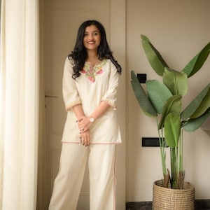 Elegante conjunto de kurta color blanco roto bordado con un estilo minimalista y chic.