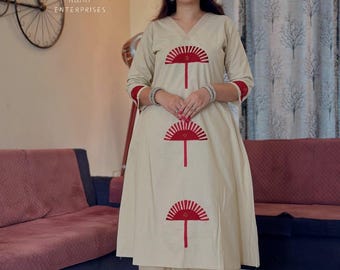 Elegantes Creme Kurta Set mit Roten Fächermotiven.