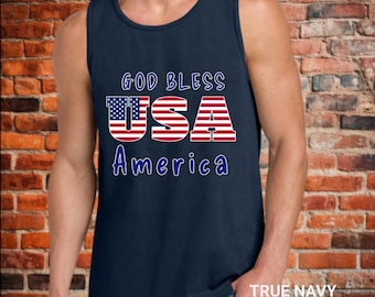 Peut inclure: Un débardeur bleu marine avec les mots "GOD BLESS USA America" en lettres blanches et rouges. Les lettres USA sont conçues avec le drapeau américain. Les mots sont dans une police stylisée.