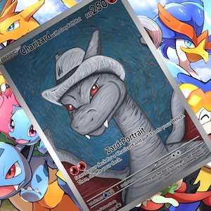 Op de afbeelding: Een Pokemon-verzamelkaart met een Charizard die een grijze vilten hoed draagt. De kaart is zilverkleurig met een blauwe achtergrond en de tekst "BASIC Charizard with Grey Felt Hat HP250" en "Zard-Portrait" is zichtbaar. De kaarttekst luidt "Search your deck for a Charizard and put it onto your Bench. Then, shuffle your deck."
