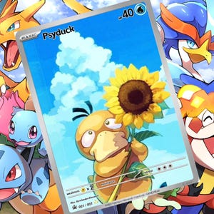 Op de afbeelding: Een Pokémon-verzamelkaart met Psyduck die een zonnebloem vasthoudt tegen een blauwe luchtachtergrond. Andere Pokémon-personages zijn zichtbaar op de achtergrond. De kaart heeft een blauwe rand en de tekst "Psyduck" bovenaan.