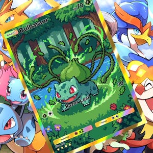 Könnte beinhalten: Eine holografische Bulbasaur Pokémon-Sammelkarte mit grünem und goldenem Rand. Die Karte zeigt eine pixelige Waldszene und den Bulbasaur-Charakter. Andere Pokémon-Charaktere sind im Hintergrund zu sehen.