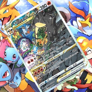 Puede incluir: Una carta de comercio de Pokemon con Charizard VSTAR con un fondo negro y amarillo. La carta tiene un poder VSTAR llamado Llamarada Estelar que permite al jugador descartar 2 energías del Pokemon. La carta también tiene un ataque llamado Fuego Explosivo que hace 130+ de daño si el Pokemon tiene algún contador de daño en él.