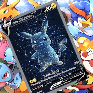 Può includere: Una carta collezionabile Stellar Pikachu V con un design Pikachu stellato su sfondo blu scuro. La carta ha un simbolo di fulmine e il testo "Starlit Spark". Altri personaggi Pokémon colorati sono sullo sfondo.