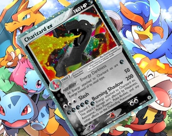 Peut inclure: Une carte de jeu de Pokemon représentant Charizard ex, un Pokemon de type feu avec 160 PV. La carte a un fond bleu et argenté avec un effet holographique. Le texte de la carte indique "Energy Darkness: All Energy attached to Charizard ex are Energy instead of its usual type." La carte a également deux attaques: Slash pour 50 dégâts et Burning Shadow pour 200 dégâts.