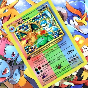Puede incluir: Una carta de comercio de Pokemon amarilla, verde y azul con los Pokemon "Big Three" con una calificación de 200 HP. La carta tiene una habilidad Poké Body llamada "Legendary Barrier" y un ataque llamado "Trinity Blitz".