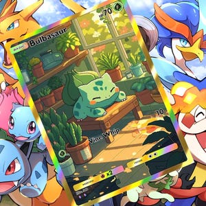 Könnte beinhalten: Eine holografische Sammelkarte mit einem grünen Bisasam, das auf einer Holzbank in einem sonnendurchfluteten Gewächshaus voller Topfpflanzen schläft. Die Karte zeigt den Text Bulbasaur, HP 70, Vine Whip und 10, mit einem goldenen Rand.