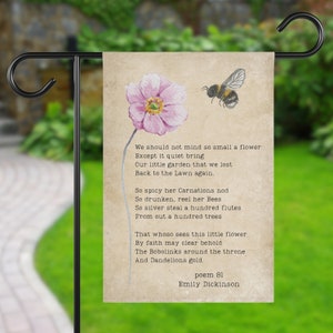 Citazione poetica di Emily Dickinson Banner per giardino e casa, non dovremmo preoccuparci di essere così piccoli Una poesia floreale con un fiore e un calabrone per il giardiniere
