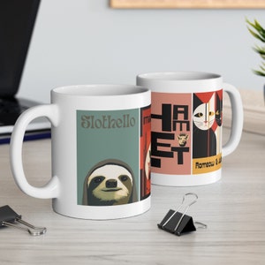 Puede incluir: Dos tazas de cerámica blanca con diseños gráficos coloridos. Una taza presenta un perezoso con el texto "Slothhello" y la otra taza presenta un gato y un cerdo con el texto "Hamlet".