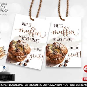 以下が含まれることがあります： 茶色の紐が付いた2つの白いギフトタグ。各タグには、チョコレートチップが入ったマフィンの水彩イラストと「There is muffin to worry about! You'll do great!」というテキストが描かれています。タグは印刷可能なPDFの一部です。