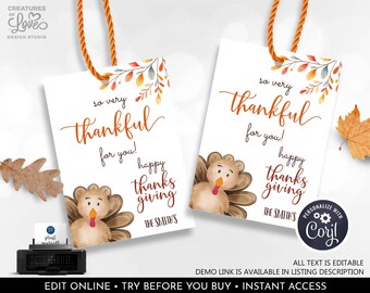 Peut inclure: Etiquettes cadeaux imprimables pour Thanksgiving avec un dessin animé de dinde et le texte "so very thankful for you! happy thanks giving" et "The Smith's".