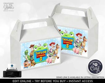 Op de afbeelding: Twee witte kartonnen geschenkdozen met een kleurrijke grafische print van diverse geanimeerde figuren en een groene kikker. De tekst op de dozen luidt Taylor is turning 5. Het ontwerp bevat een lichtblauwe achtergrond met wolkenpatroon.