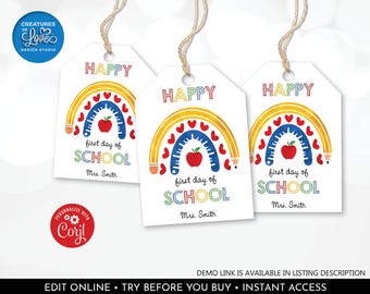 Könnte beinhalten: Drei weiße Geschenkanhänger mit Regenbogen-Design, einem roten Apfel und dem Text "Happy first day of SCHOOL". Jeder Anhänger hat eine Schnur zum Aufhängen. Die Anhänger sind mit dem Namen "Mrs. Smith" personalisiert.